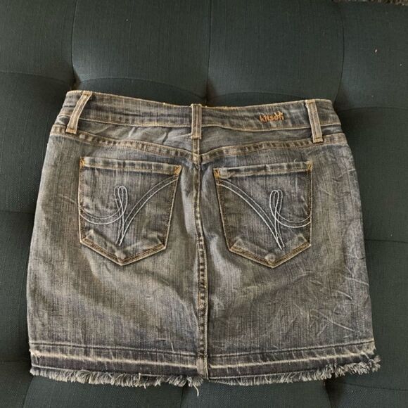 🎄Kitson ‘Play Me’ Raw Hem Jean Mini Skirt - Picture 4 of 9